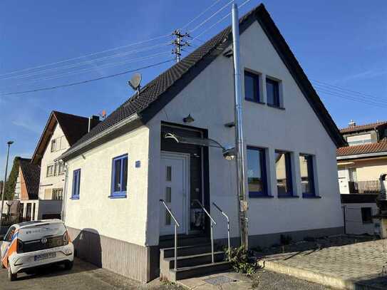 Haus zum Preis einer Wohnung
Kleines Einfamilienwohnhaus mit Terrasse und Garage
in ruhiger