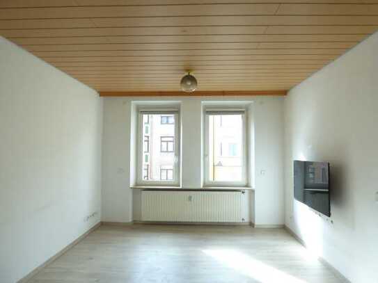 3-Zimmer-Wohnung mit Balkon, 2010 neue Schallschutzfenster mit Rollos, 2 Min. zur U-Bahn Aufseßplatz