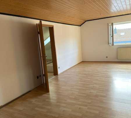Großzügige 1,5 Zi-DG-Whg mit neuer Mini-EBK, 2 zusätzlichen Dachkammern und Stellplatz in Hebsack