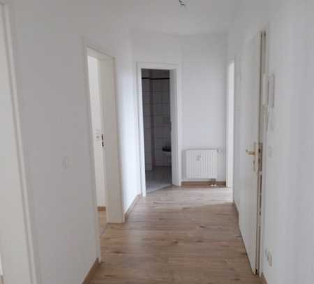 Helle 3-Raum-Wohnung mit Laminat