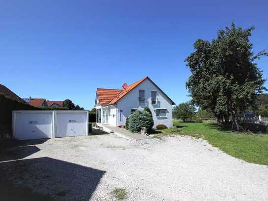 Einfamilienhaus mit großem Hof und Grundstück direkt an der Natur