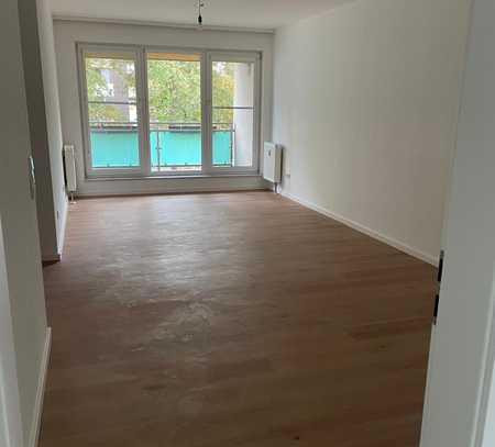 Geschmackvolle 2-Raum-Wohnung mit gehobener Innenausstattung mit Einbauküche in Köln Dellbrück