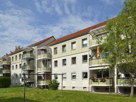 Schöne 3 R. Wohnung mit Balkon sowie Bad und Küche mit Fenster!