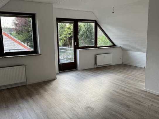 Schöne 2,5 Zimmerwohnung mit Balkon im 2. OG (DG) ideal für bis zu 2 Personen per sofort