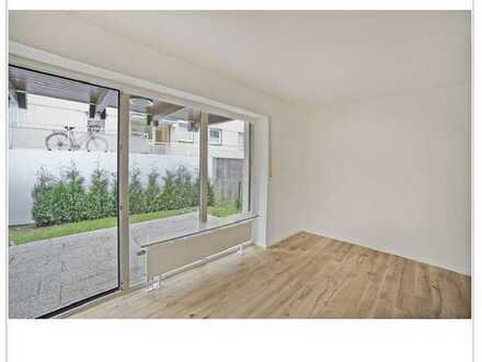 Terrasse und Einbauküche: 2-Zimmer-Wohnung Nähe S-Bahn Solln