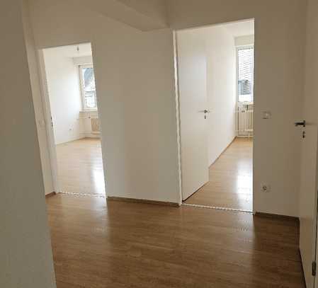 Zentral gelegene und gut geschnittene 3 Raum ETW mit Balkon und PKW-Stellplatz