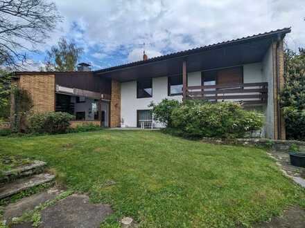 Großzügiges Architektenhaus mit Doppelgarage in ruhiger Wohnlage mit Fernblick.