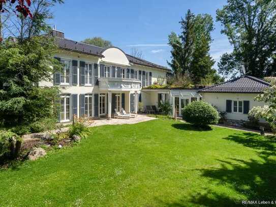 Luxeriöse Villa im Grünen mit Charme und Stil !
406 m² Wohnfläche + 3fach Gararge