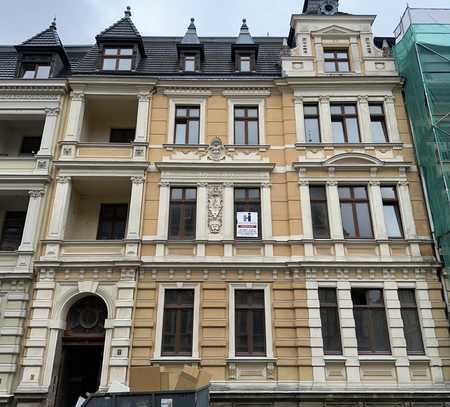 Stilvolle Etagenwohnung in historischer Stadtvilla zur Eigenrenovierung