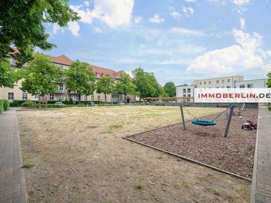 IMMOBERLIN.DE - Vermietete Altbauwohnung mit Südbalkon, kleinem Garten + Pkw-Stellplatz