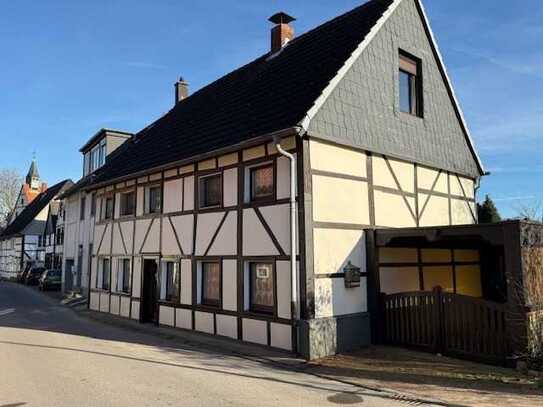 Fachwerkhaus für Liebhaber mit weiterer Ausbaureserve und Carport!!!