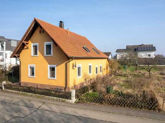 Überzeugt mit Lage und Potenzial: Freistehendes Einfamilienhaus mit Baugrundstück in Allmannsweier!