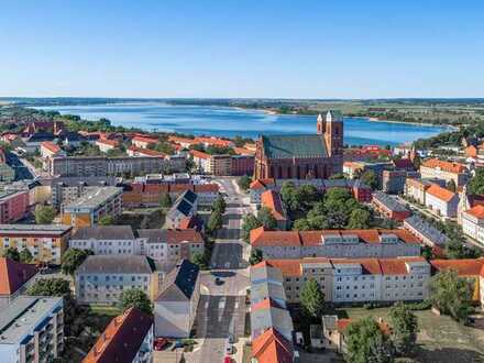 Geräumige 3-Raumwohnung mit Gartennutzung und 2 Garagen