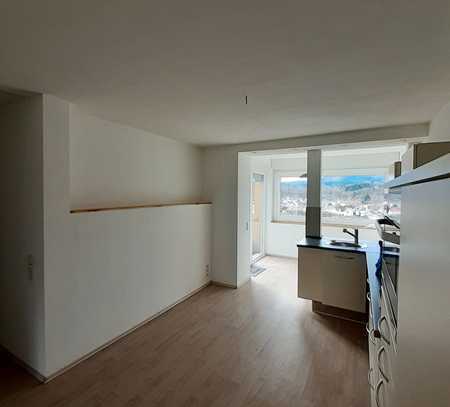 Modernisierte Wohnung mit zwei Zimmern mit Balkon und Einbauküche in Gaggenau