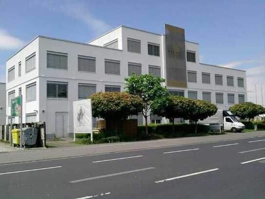 Representatives Bürohaus direkt auf Hauptstrasse mit Parkplätzen