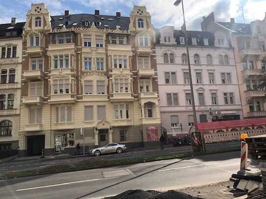 2,5 Zimmer Altbau Wohnung mit kleinem Balkon zu vermieten