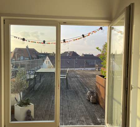 Vollmöbliert - Penthousefeelig - Beste Lage - Riesige Dachterrasse - Sanierter Altbau