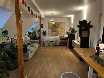 Zum 01.07. - Außergewöhnliche Wohnung im Loft-Stil mit Gartennutzung und Dachboden