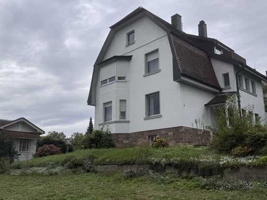 Großes Haus mit tollem Grundstück in zentraler Lage von Baden-Baden zu verkaufen.