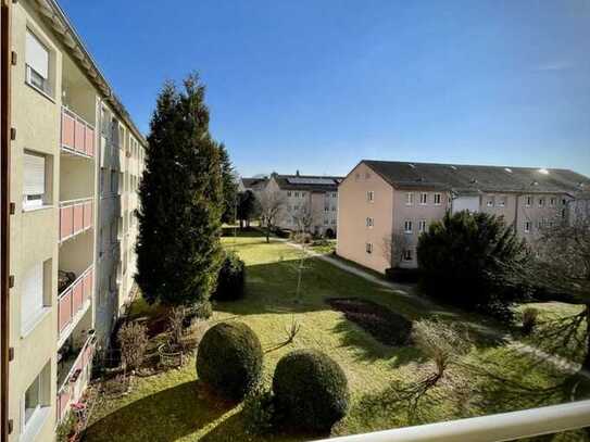 Modernisierte 3-Raum-Wohnung mit Balkon und Einbauküche in Stuttgart