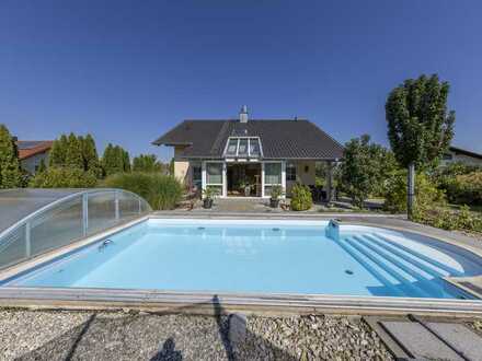 Niedrigenergiehaus mit überdachtem Pool, 
Wintergarten und großem Grundstück 
in ruhiger Lage in E