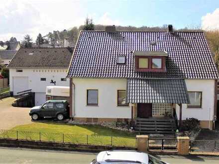 Geräumiges 1-2 Familienhaus mit Nebengebäude, Garagen, Hof und Garten, auch teilgewerblich nutzbar