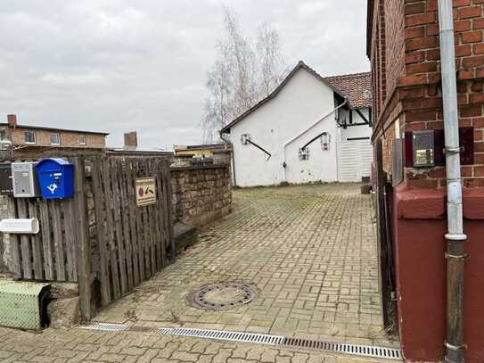 Hof mit Bürogebäude/Lagerhalle/Garage zu vermieten