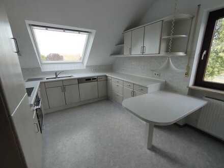 Großzügige und helle DG-Wohnung mit großem Balkon und Einbauküche
