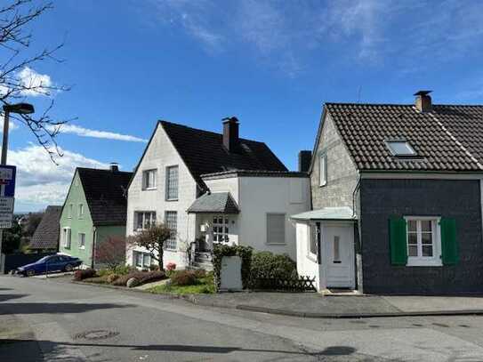 Schönes Einfamilienhaus mit Nebengebäude + 2 Garagen in Solingen-Höhscheid