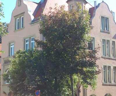Gepflegte Wohnung mit vier Zimmern sowie Balkon und Einbauküche in Stuttgart