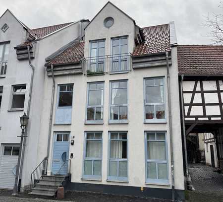 A-Stadtlage: Zweiparteienhaus in Schlüchtern. Eigenheim oder Anlageobjekt