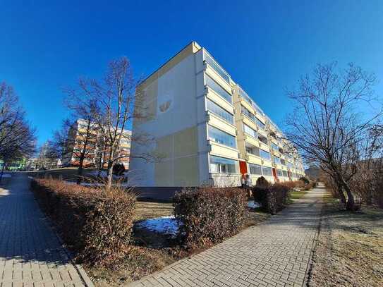 Schön sanierte & gepflegte 4-Raum-Wohnung mit verglastem Balkon ab Mai 2025!