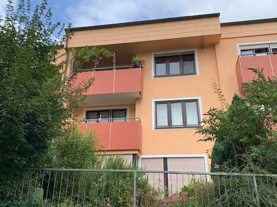 ..eine Wohnung mit Balkon, Terrasse und einem Gartenteil....