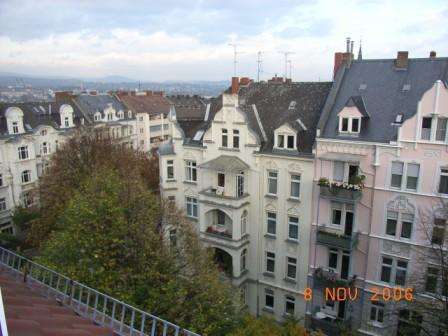 FRISCH MODERNISIERTE DACHGESCHOSSWOHNUNG MIT BLICK IM RHEINGAUVIERTEL