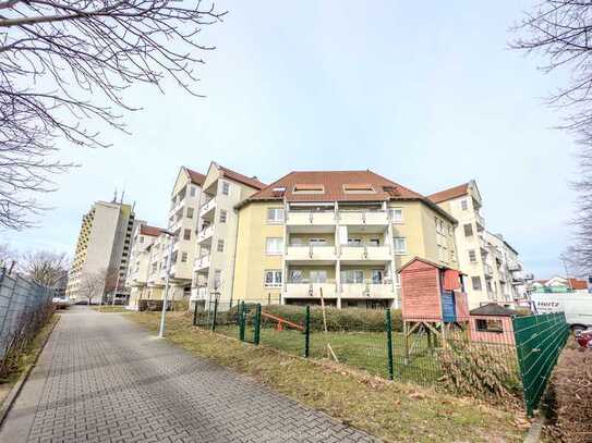 Schicke Dachstudiowohnung mit
Fernblick in Ruhelage – Nähe Klinikum
Incl. Duplexparker