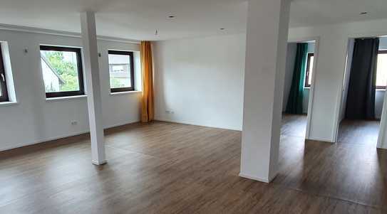 Neuwertige 3-Zimmer-Dachgeschosswohnung mit Balkon und EBK in Amberg