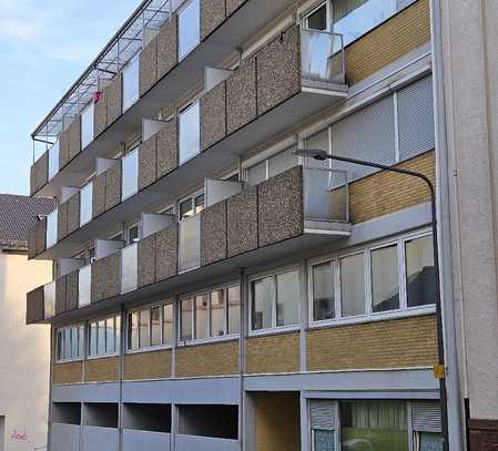 Zentral gelegene und gut geschnittene 3 Raum ETW mit Balkon und PKW-Stellplatz