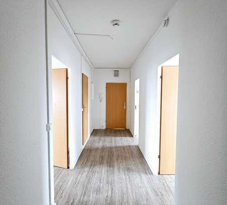 sanierte 3 Raum mit großem Balkon mitten im Zentrum