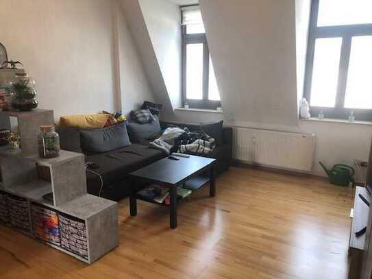 Helle 2-Zimmer-Wohnung mit Balkon im DG