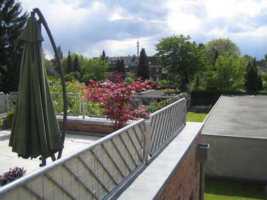 Sonnige Aussicht ins Grüne mit großer, ruhiger Süd/West-Terrasse