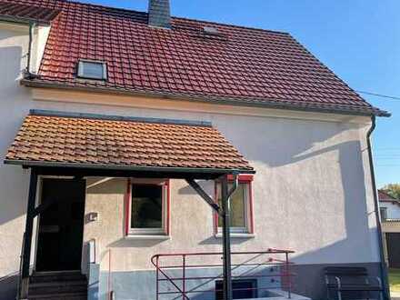 Klein aber fein - gemütliche 2-Raum-Erdgeschosswohnung im ruhigen Hähnichen mit Tageslicht-Bad!