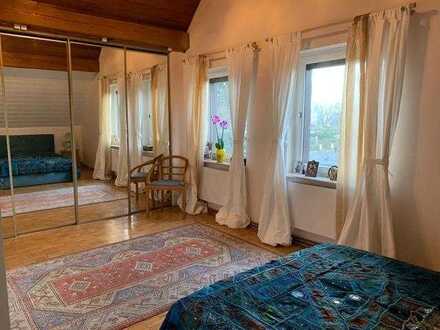 Großes Zimmer in schöner Dachgeschosswohnung (gute Verkehrsanbindung, eigenes Bad, begehb. Schrank )