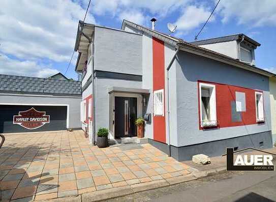 Modernisiertes Ein-Zweifamilienhaus mit schönem Garten und Pool.