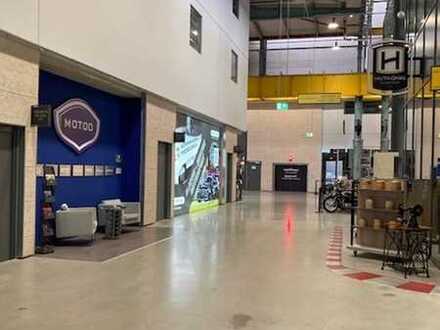 MOTORWORLD München - einmalige Werbefläche im EG mit 7,5 qm Grundfläche + 16,5 qm Gebäude-Werbewand!