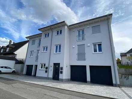 Neuwertige Wohnung mit drei Zimmern sowie Balkon und EBK in Erdweg