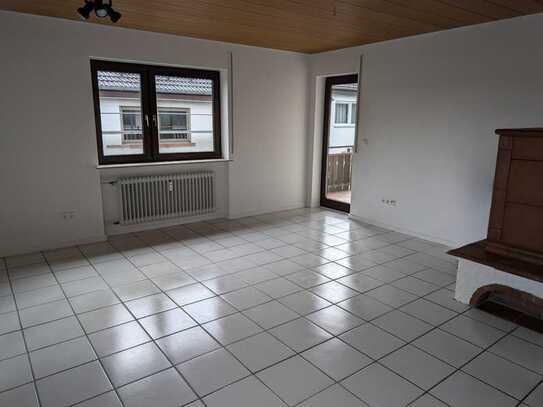 Neu renovierte 5-Zimmer-Wohnung mit Balkon, Gartenanteil und Einbauküche in Immenstaad am Bodensee