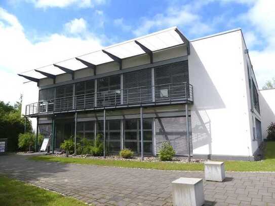 Design Bürokomplex mit Eignerwohnung und Lager am Rande der Natur