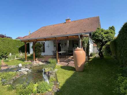 Großes Ein-Zweifamilienhaus in Besigheim mit liebevoll gestaltetem Garten in ruhiger Feldrandlage