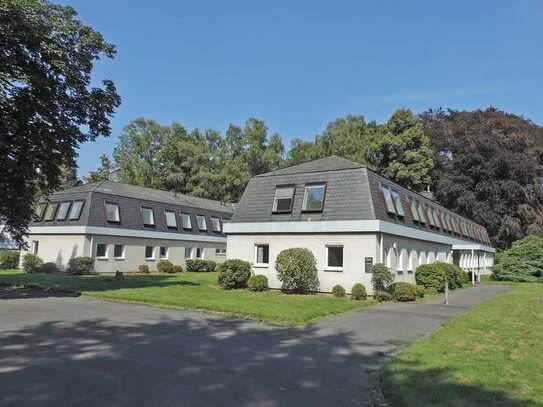 Lichtdurchflutete Büroflächen im Parkareal