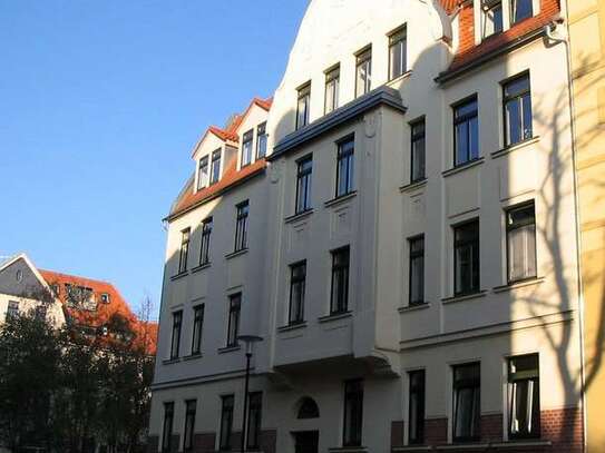 Schöne 2-Zimmer-Wohnung mit Balkon, Einbauküche und Laminat in der südlichen Innenstadt